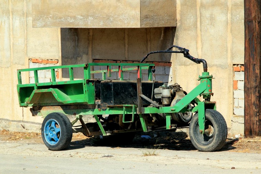 כיוס - רכב לעבודה באי ביוון
